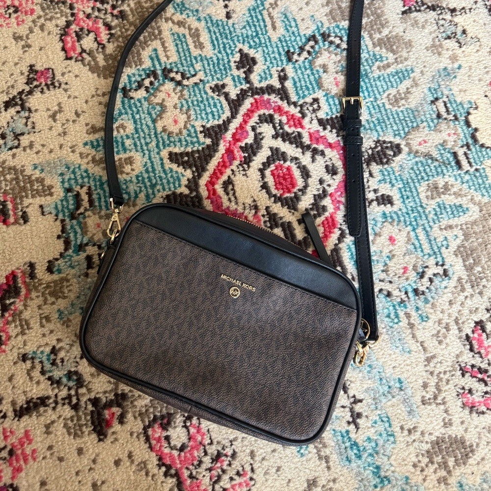 Michael Kors - Logo Jet Set Charm Large East West Camera Crossbody